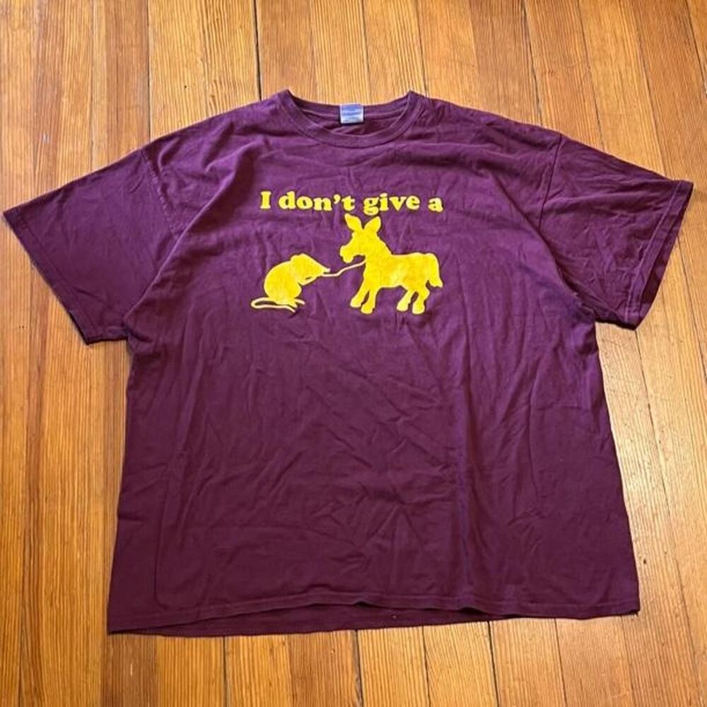 Gildan Men's Burgundy and Red T-shirt